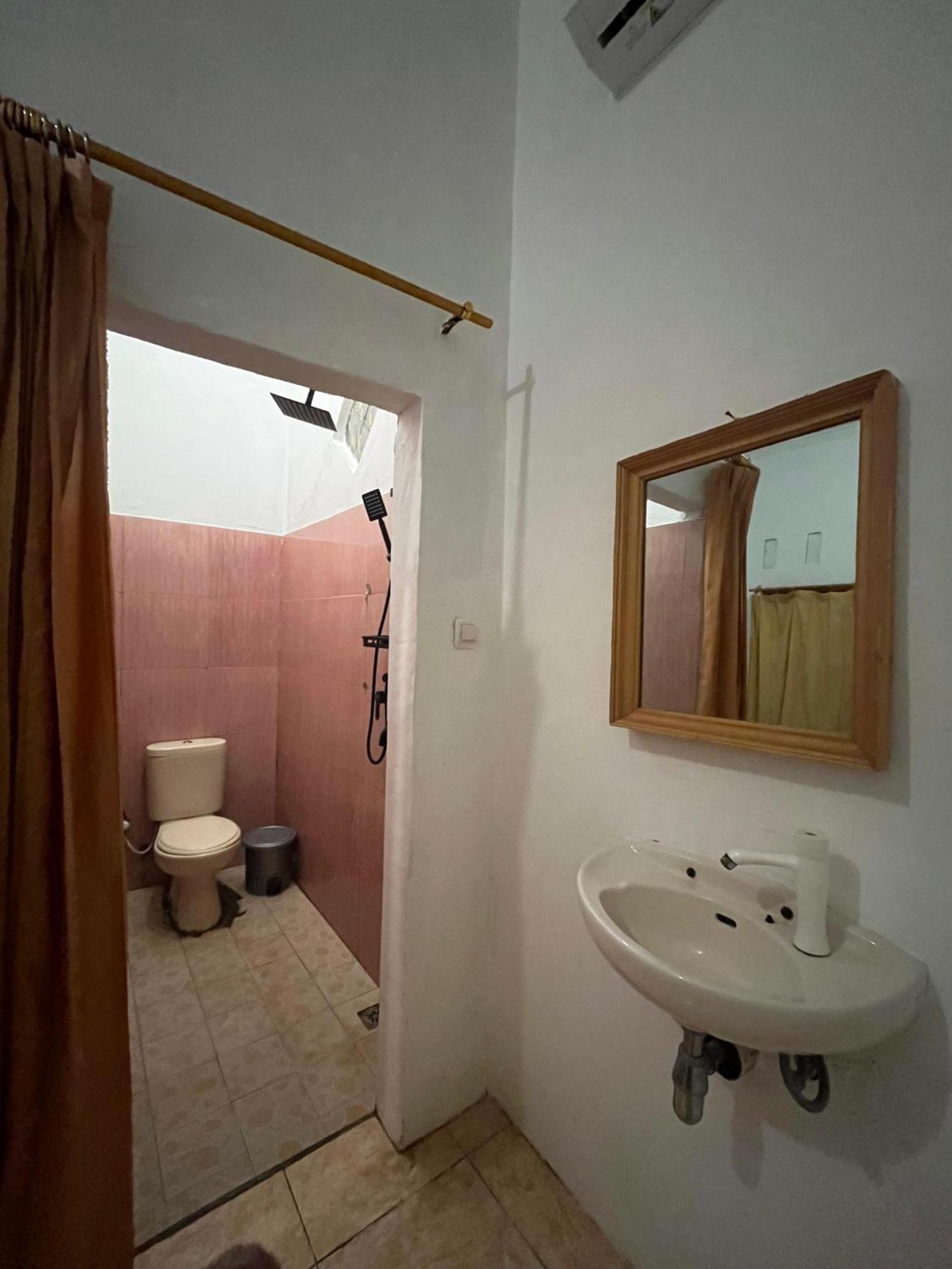 Roby Homestay Kuta  Room photo